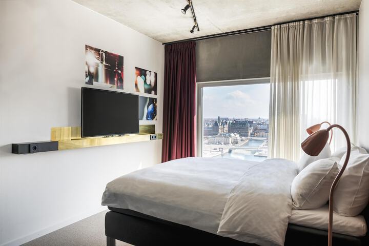 Room 8 of 61
