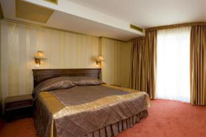 Room 4 of 5