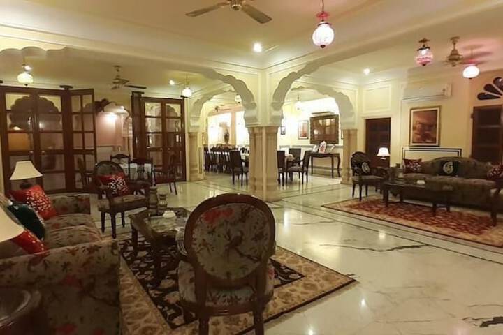 Lounge 16 of 23