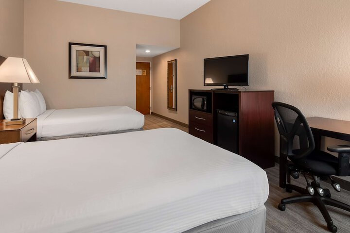 2 Double Beds Refrigerator WiFi Full Breakfast (6 of 10)