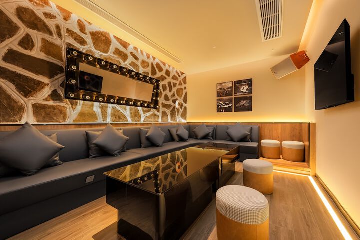 Lounge 20 of 40