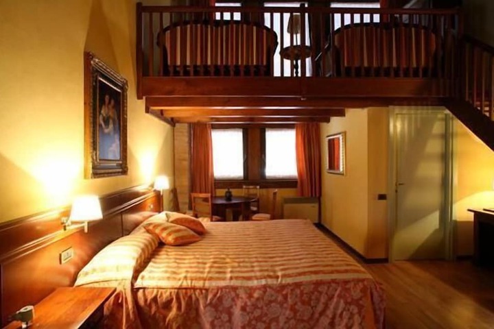 Room 8 of 25