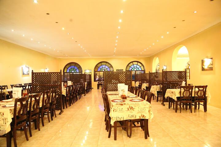 Dining 9 of 16