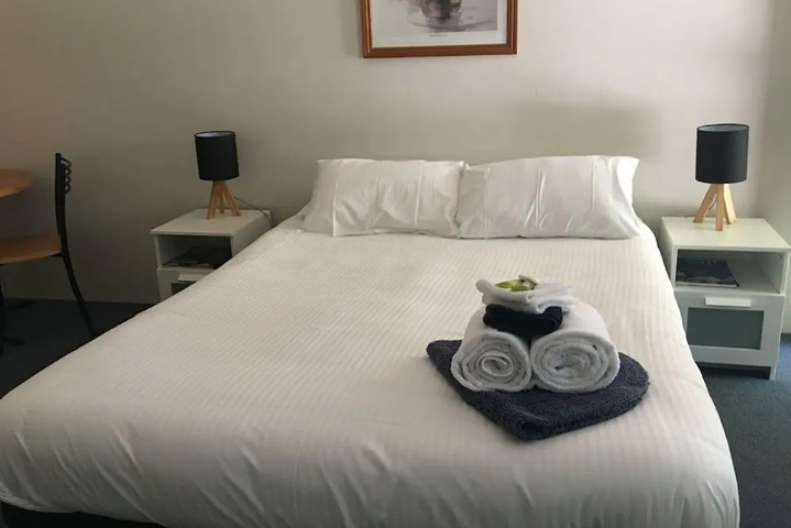 Room 4 of 9