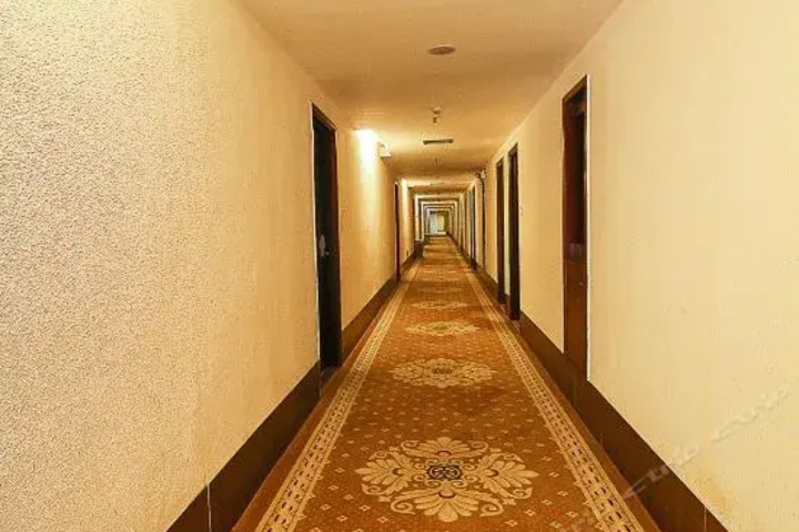 Room 5 of 8