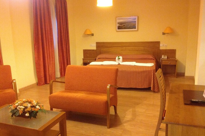 Room 4 of 28