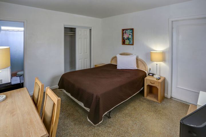 Deluxe Studio Queen Bed (8 of 9)