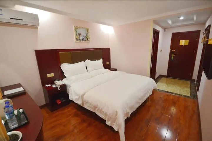 Room 7 of 10