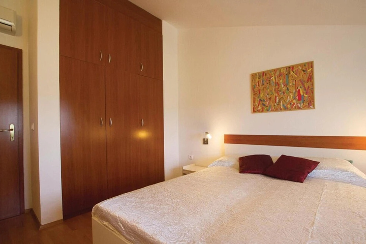 Room 5 of 13