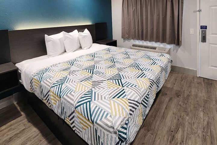 1 King Bed Micfridge (9 of 10)