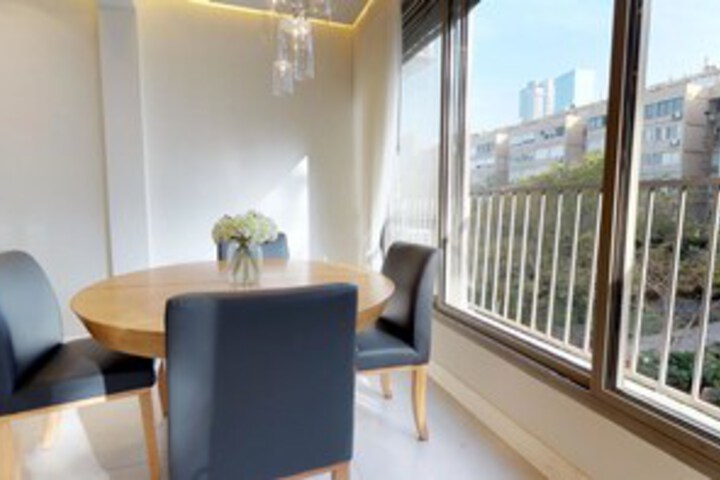 Room 4 of 16