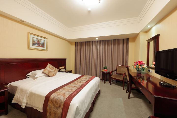 Room 13 of 36