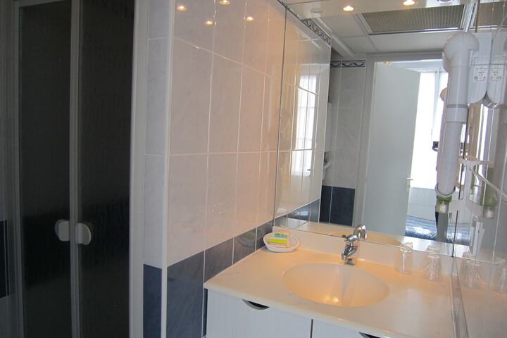 Room 12 of 25