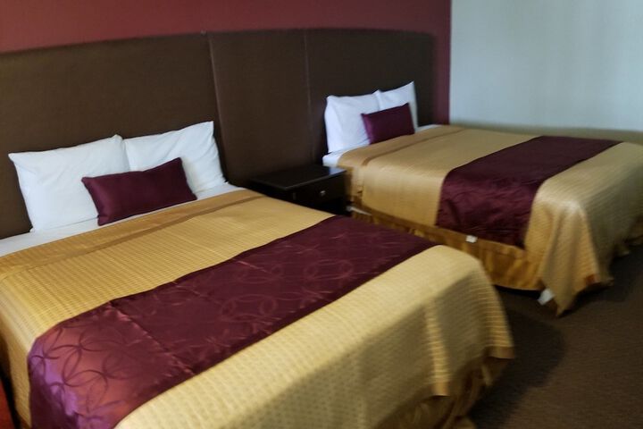 2 Queen Beds (5 of 12)