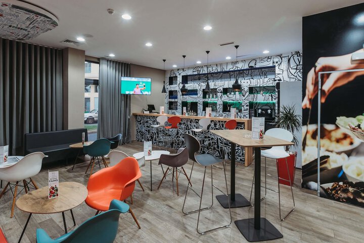 Lounge 62 of 79