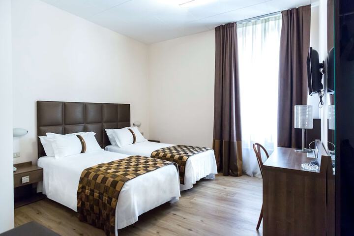 Room 17 of 28