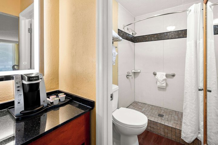 1 King Bed Upstairs High Speed Internet Accessible Microwave and Refrigerator, Continental Breakfast (5 of 16)