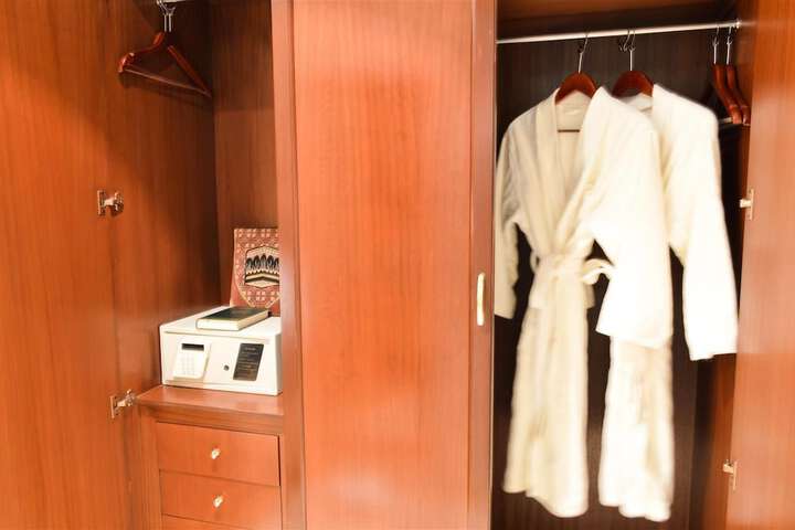 Room 13 of 34