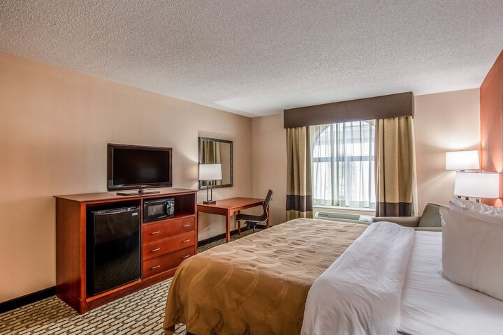 1 King Bed (5 of 9)