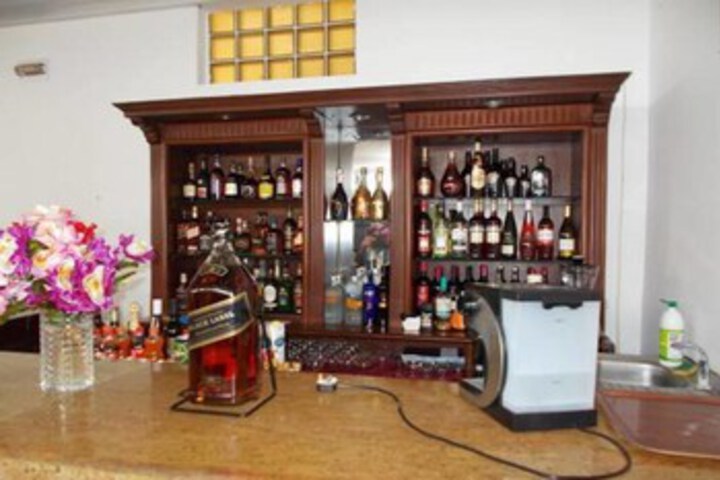 Lounge 2 of 13