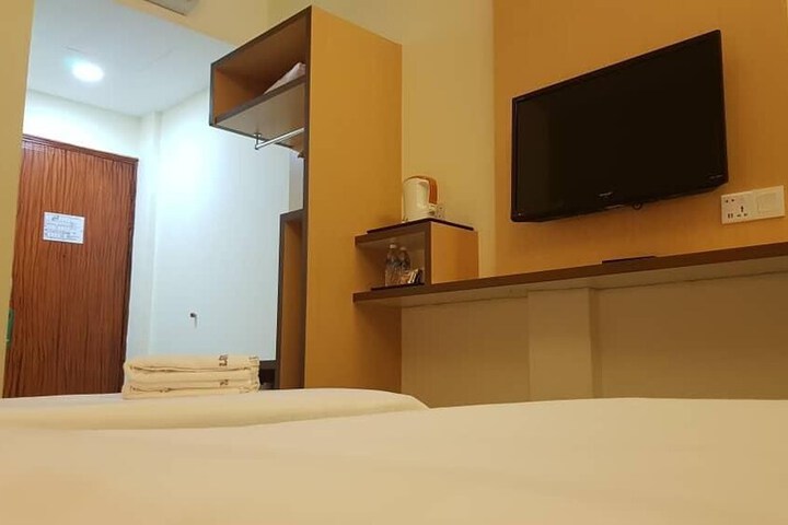 Room 6 of 13