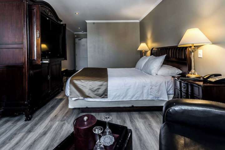 1 Queen Bed Accessible (13 of 27)