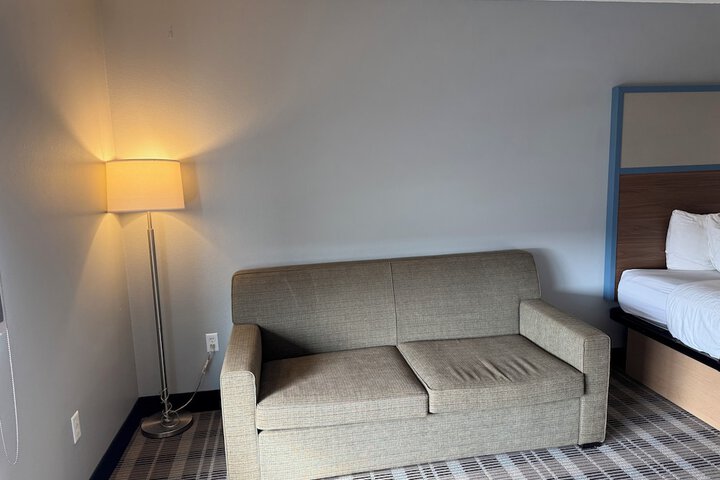 1 Queen Bed (3 of 6)