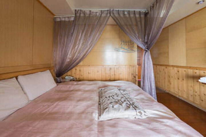 Room 26 of 65