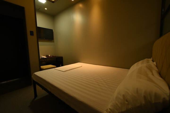 Room 5 of 40