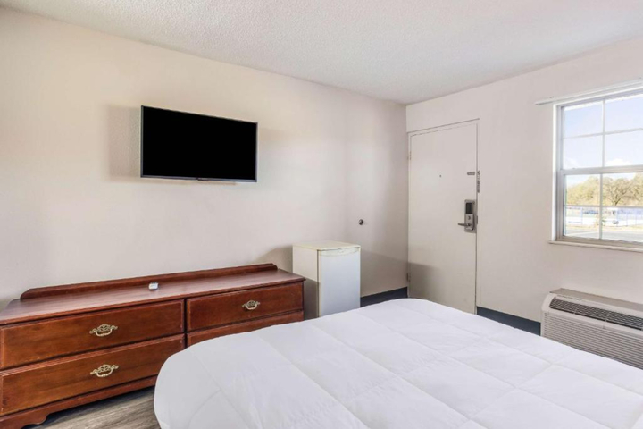 Room 7 of 12