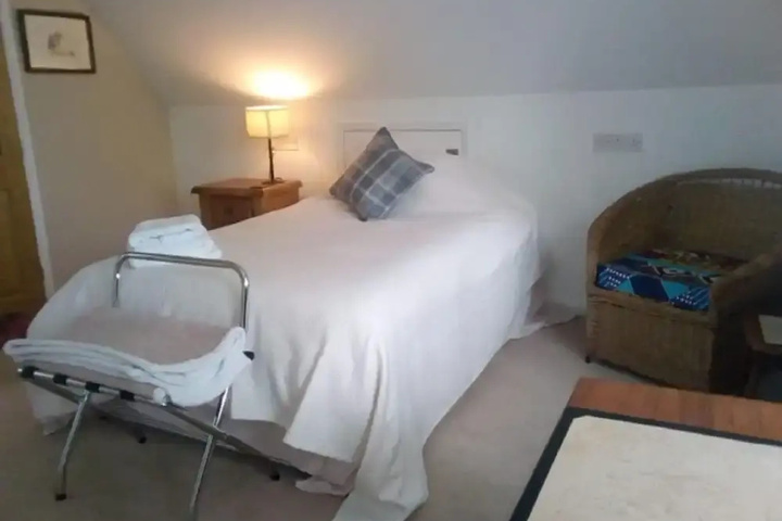 Room 4 of 18