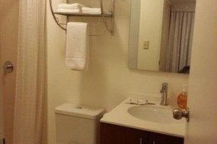 Room 2 of 32