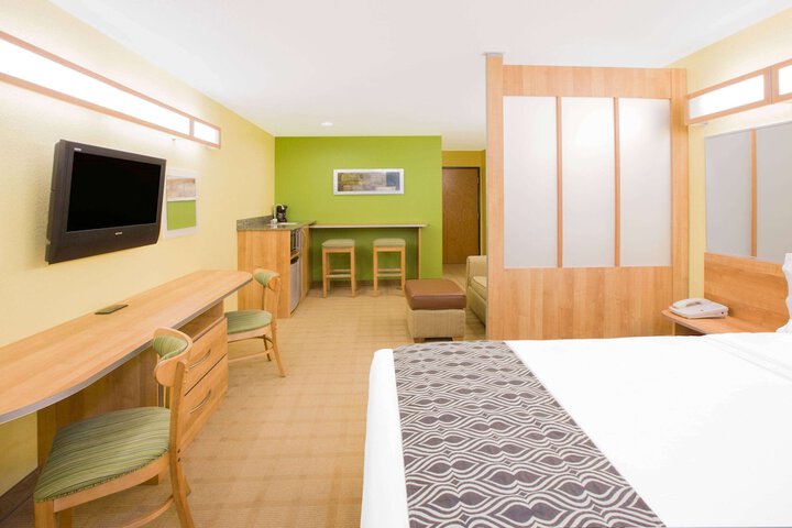 1 Queen Bed (10 of 22)