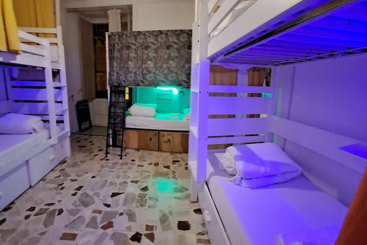 Room 10 of 28
