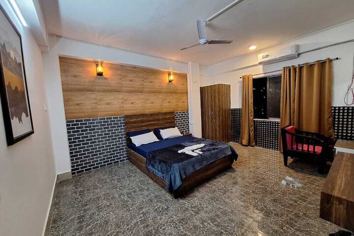 Room 2 of 8