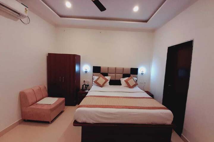 Room 8 of 20