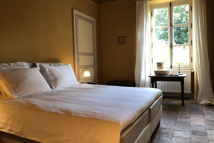Room 18 of 144
