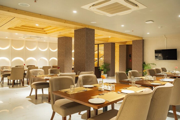 Dining 53 of 61