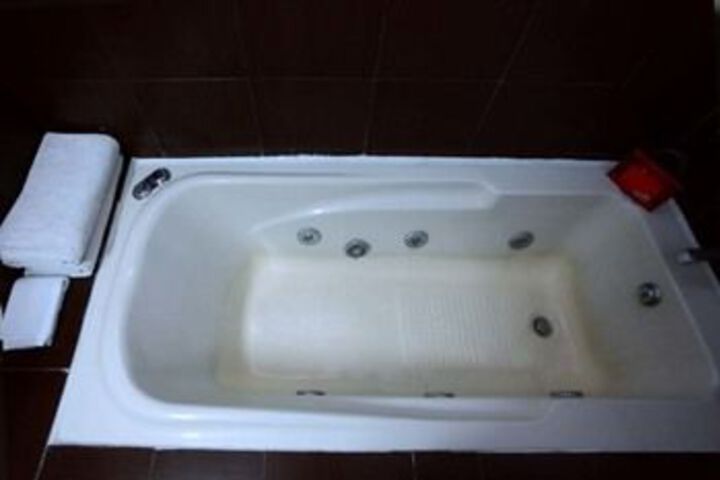 Deep Soaking Bathtub