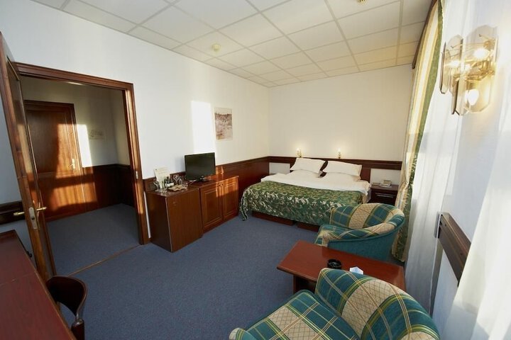 Room 16 of 86