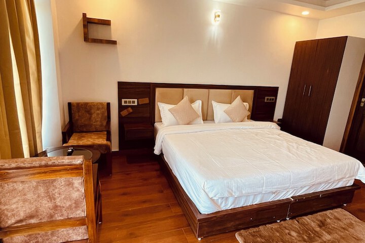 Room 2 of 53