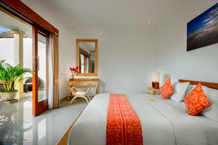 Room 4 of 8