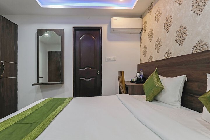 Room 13 of 37