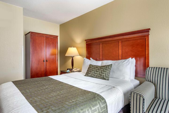 2 Queen Beds Refrigerator WiFi Full Breakfast (14 of 22)