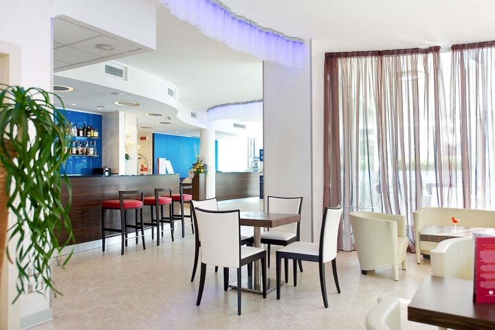 Lounge 73 of 95