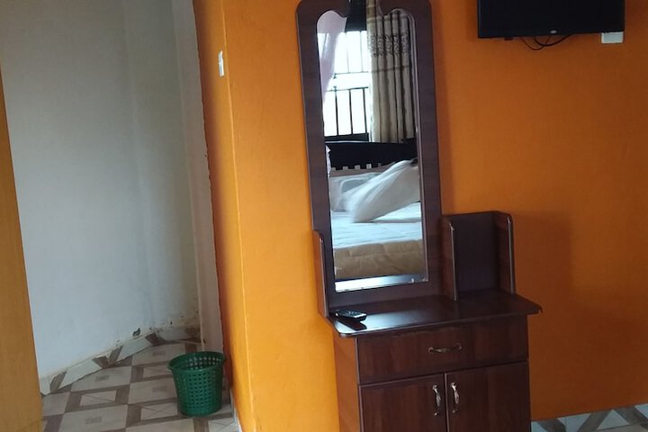 Room 12 of 33