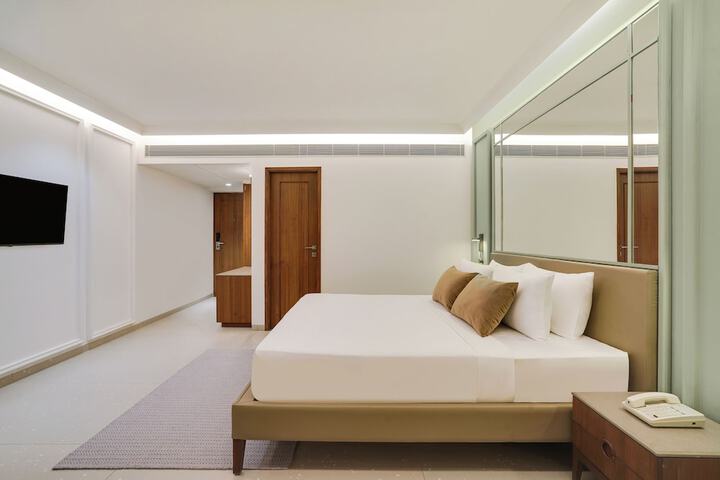 Room 11 of 32