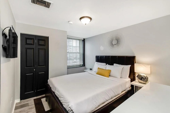 Room 2 of 10