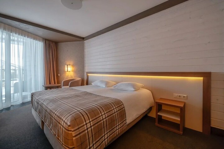 Room 2 of 10
