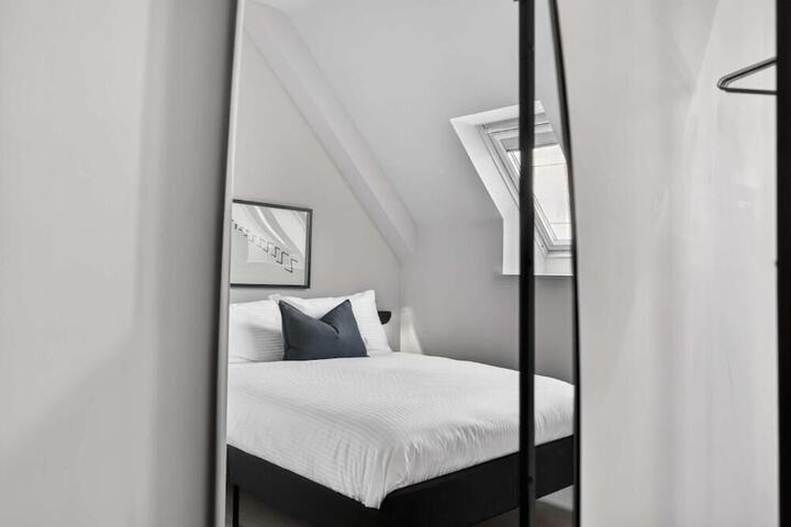 Room 2 of 38